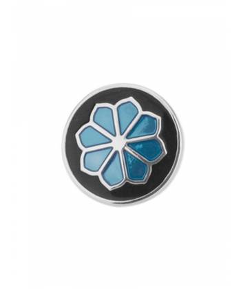 Брошь или значок для пиджака круглой формы с изображением цветка на черном фоне.