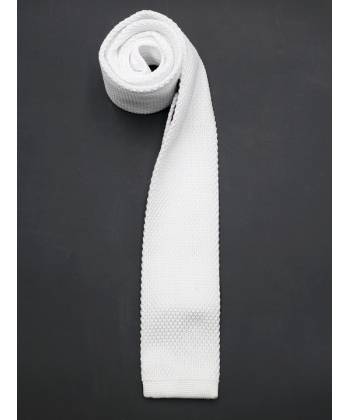 Вязаный галстук белого цвета однотонный