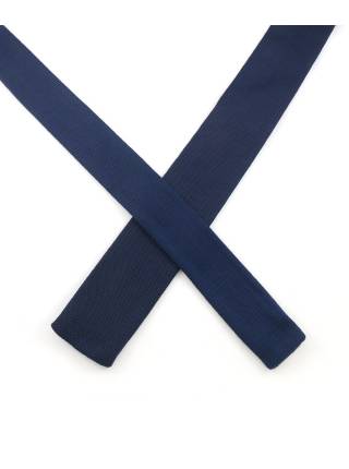 Вязаный галстук темно-синего цвета однотонный гладкого плетения